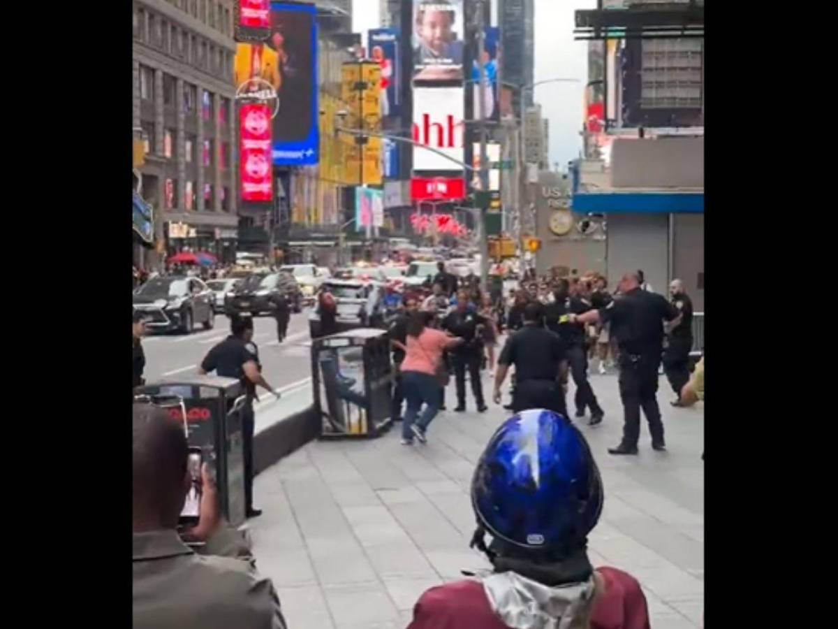 Mujer apuñala a dos personas en Times Square y muere tras enfrentarse a la Policía