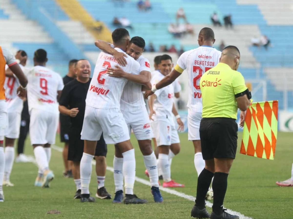Tremenda pelea de jugadores, tristeza de Keosseián y percance con hincha