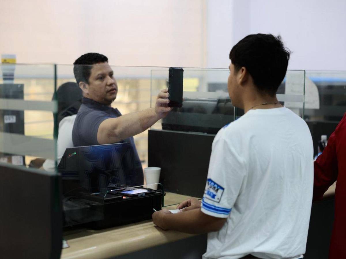 RNP extiende horarios ante largas filas para reclamar el DNI en SPS