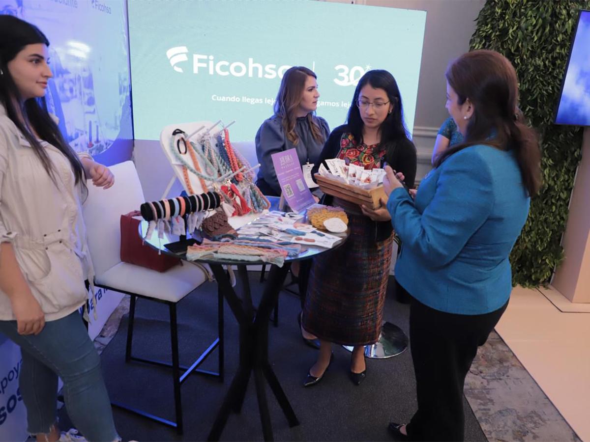 Grupo Ficohsa ha invertido en programas de educación y de emprendimiento.