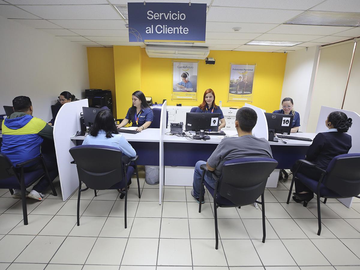 Colaboradores de Banco Cuscatlán en el área de servicio al cliente.