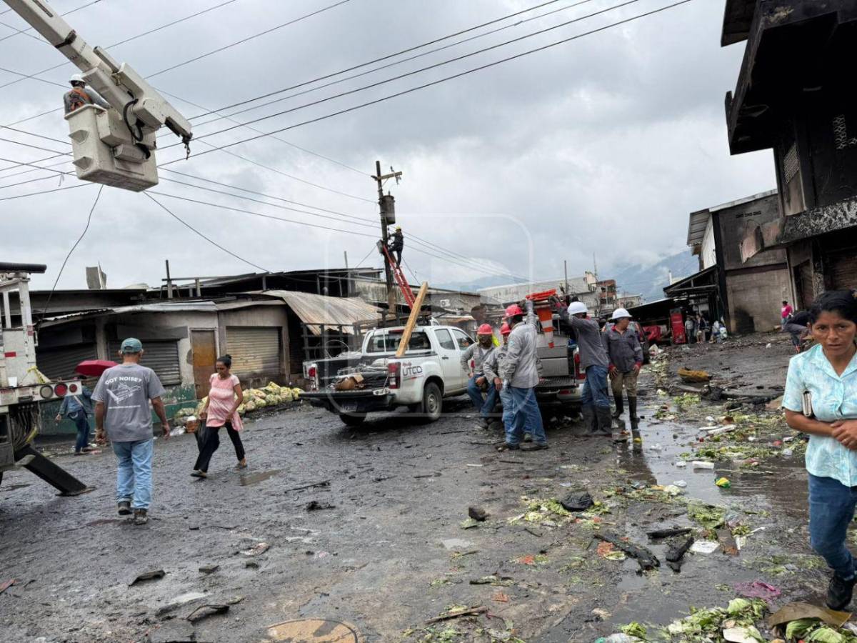 Vendedores se levantan entre escombros y hollín para reconstruir el mercado Medina
