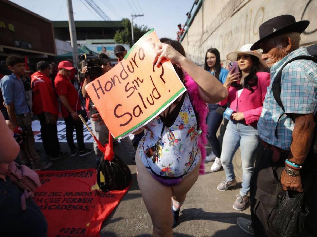 Hondureña que marchó en traje de baño denuncia al gobierno y simpatizante por agresiones