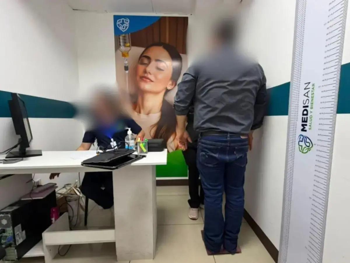 Celulares, computadora y escáneres: hallazgos en Nueva Med, clínica denunciada por LA PRENSA