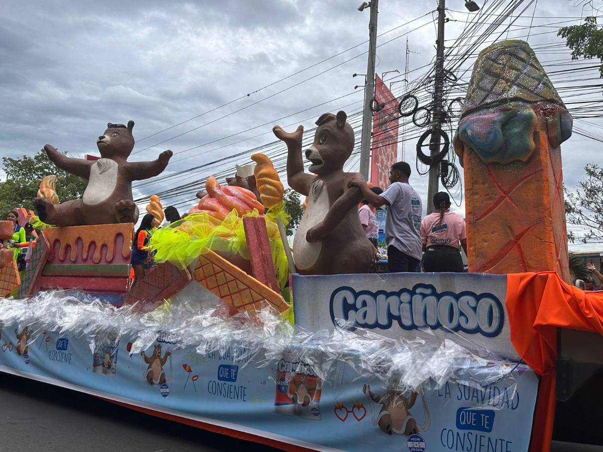 Feria Juniana: sampedranos disfrutan del desfile carrozas