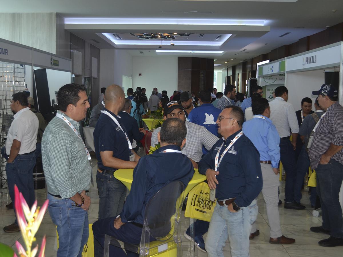 El evento también incluyó una feria comercial para exponer productos y servicios innovadores.