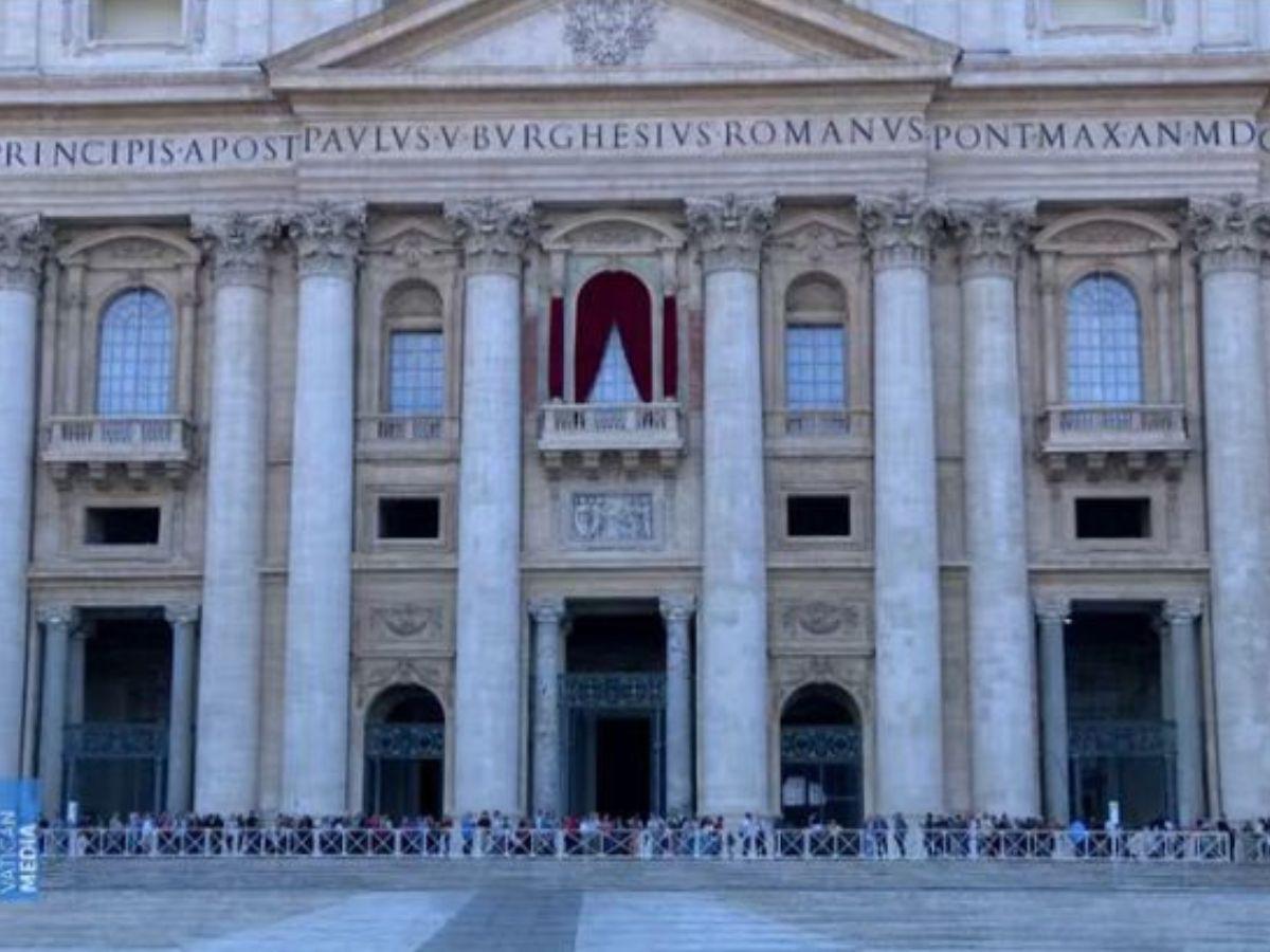 Así viven los feligreses la espera de la primera fumata del cónclave