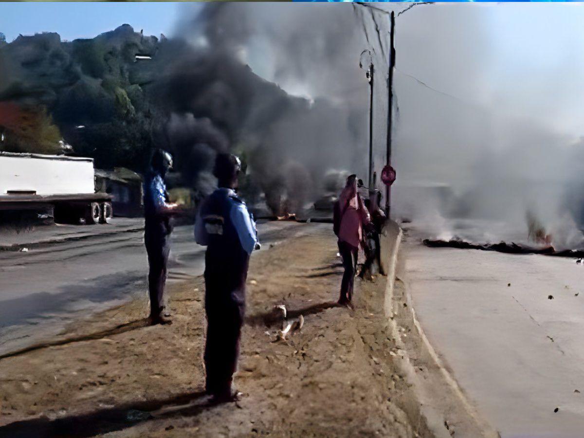 Incendian rastra durante protesta de socios de Koriun en Choloma