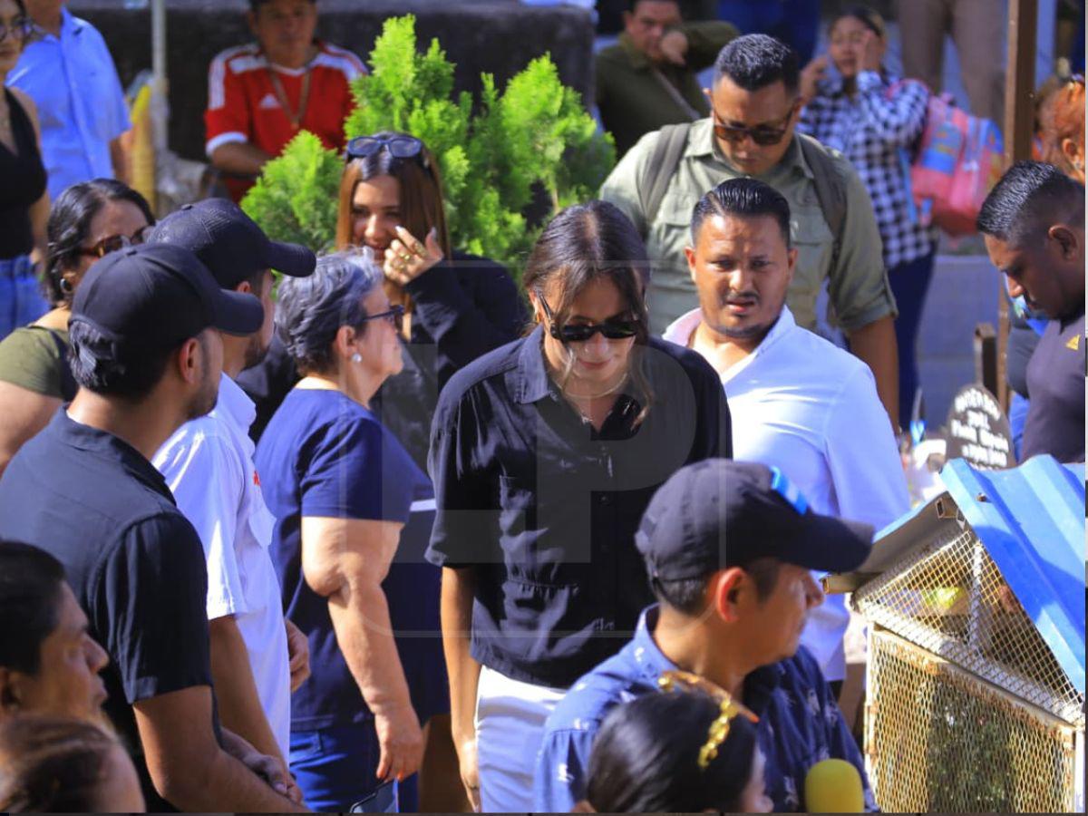 Te fuiste, doña Mecha”: fotos desgarradoras del sepelio de Hernán Martínez