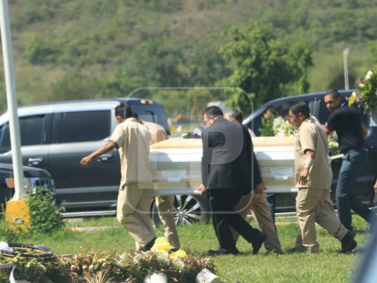 Dolor y lamento: así fue el velorio de Claudia Suyapa Garay, víctima del derrumbe en Loarque