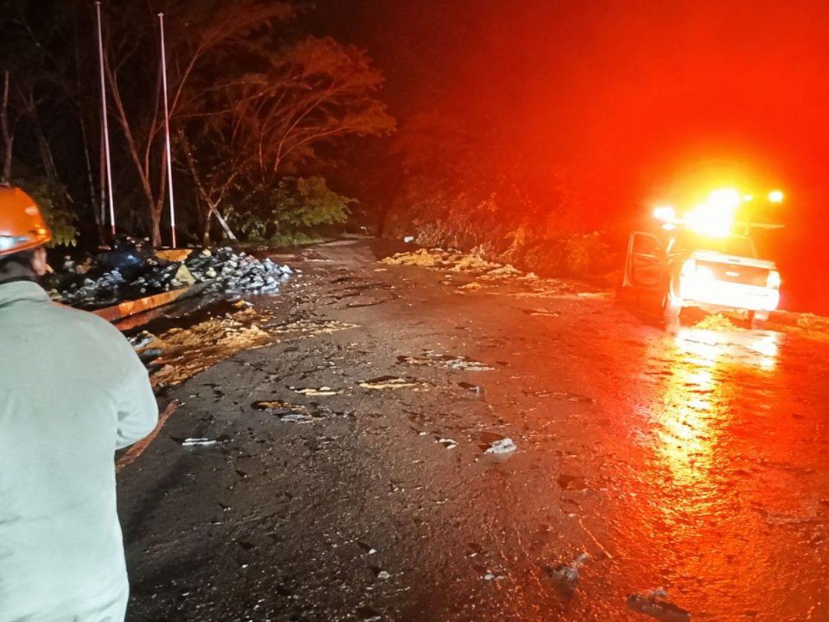 Identifican a víctimas de accidente de rastra que transportaba madera en Olancho
