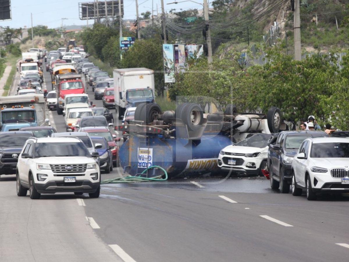 Múltiple accidente en Tegucigalpa deja varios heridos tras vuelco de una pipa de agua
