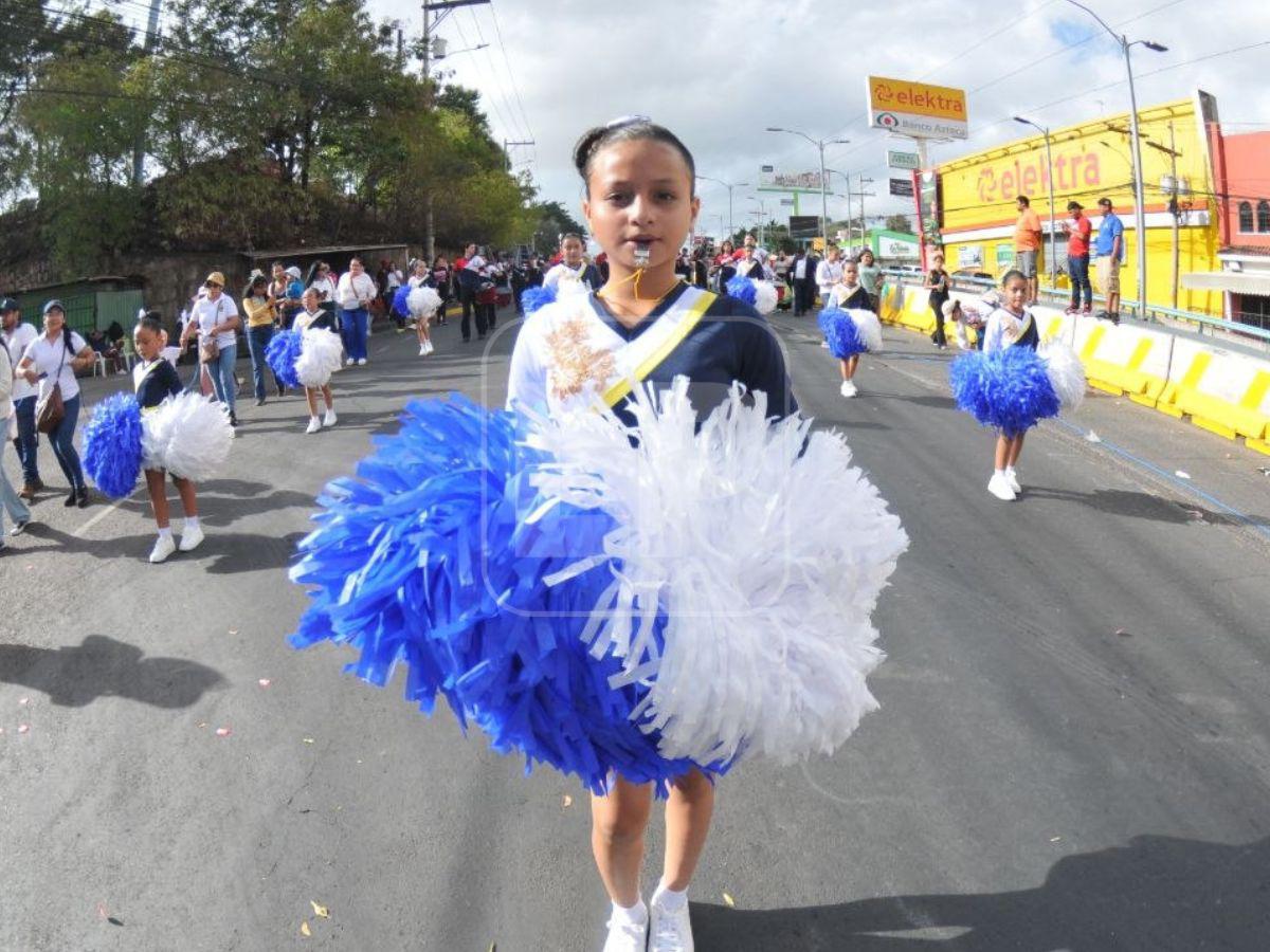 Bandas, palillonas y pomponeras: niños llenan de color las calles de Tegucigalpa