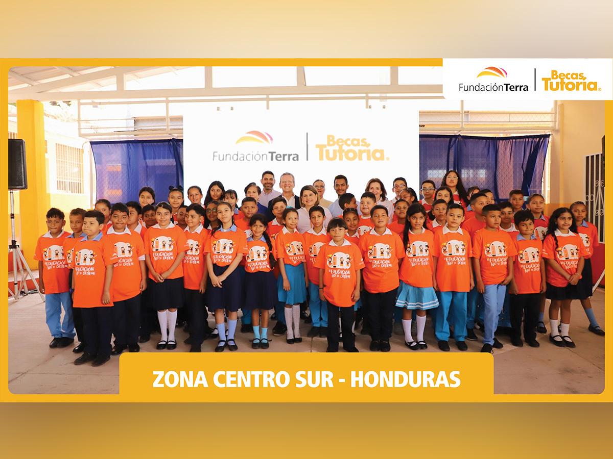 Niños de la zona centro-sur del país beneficiarios del programa Becas Tutoría.