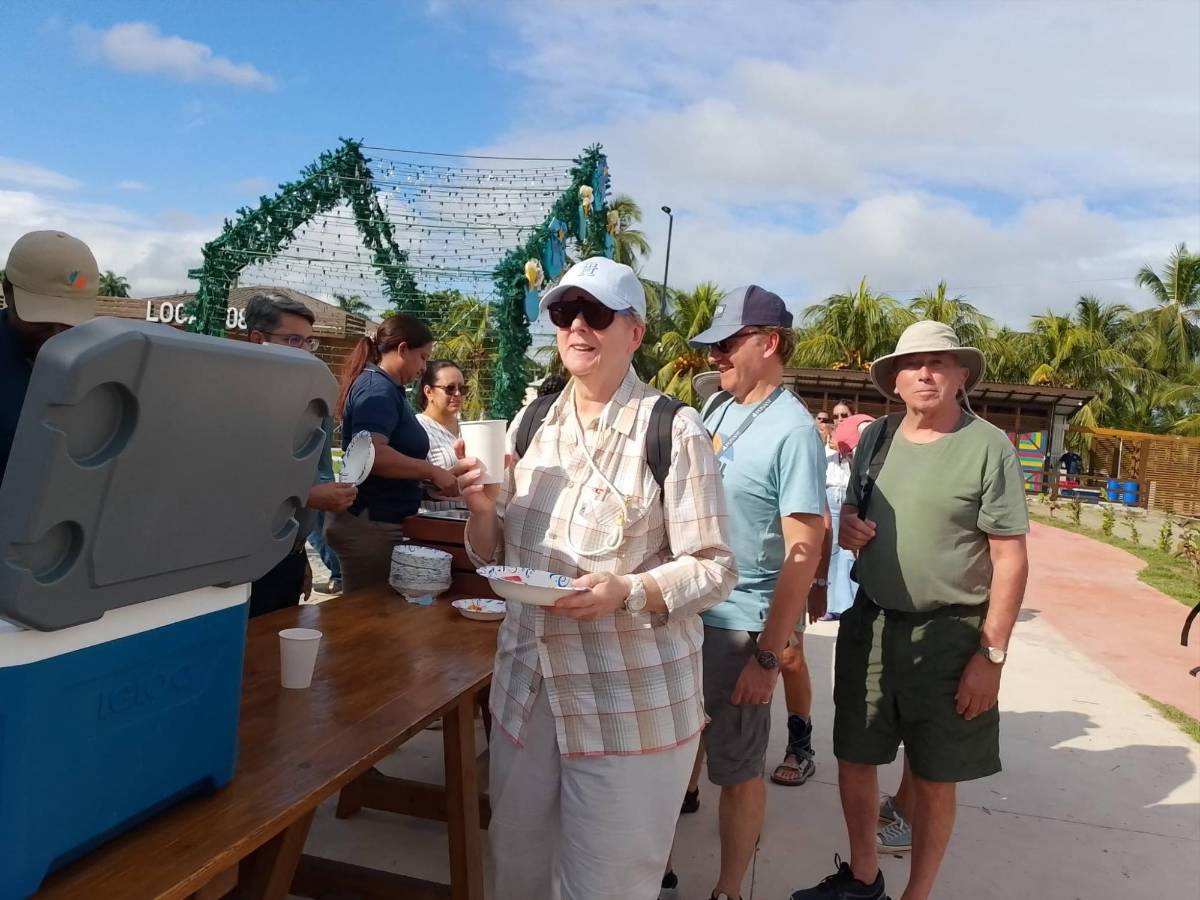 Lujoso crucero francés Le Bellot ancló en Tela con turistas que exploraron la bahía