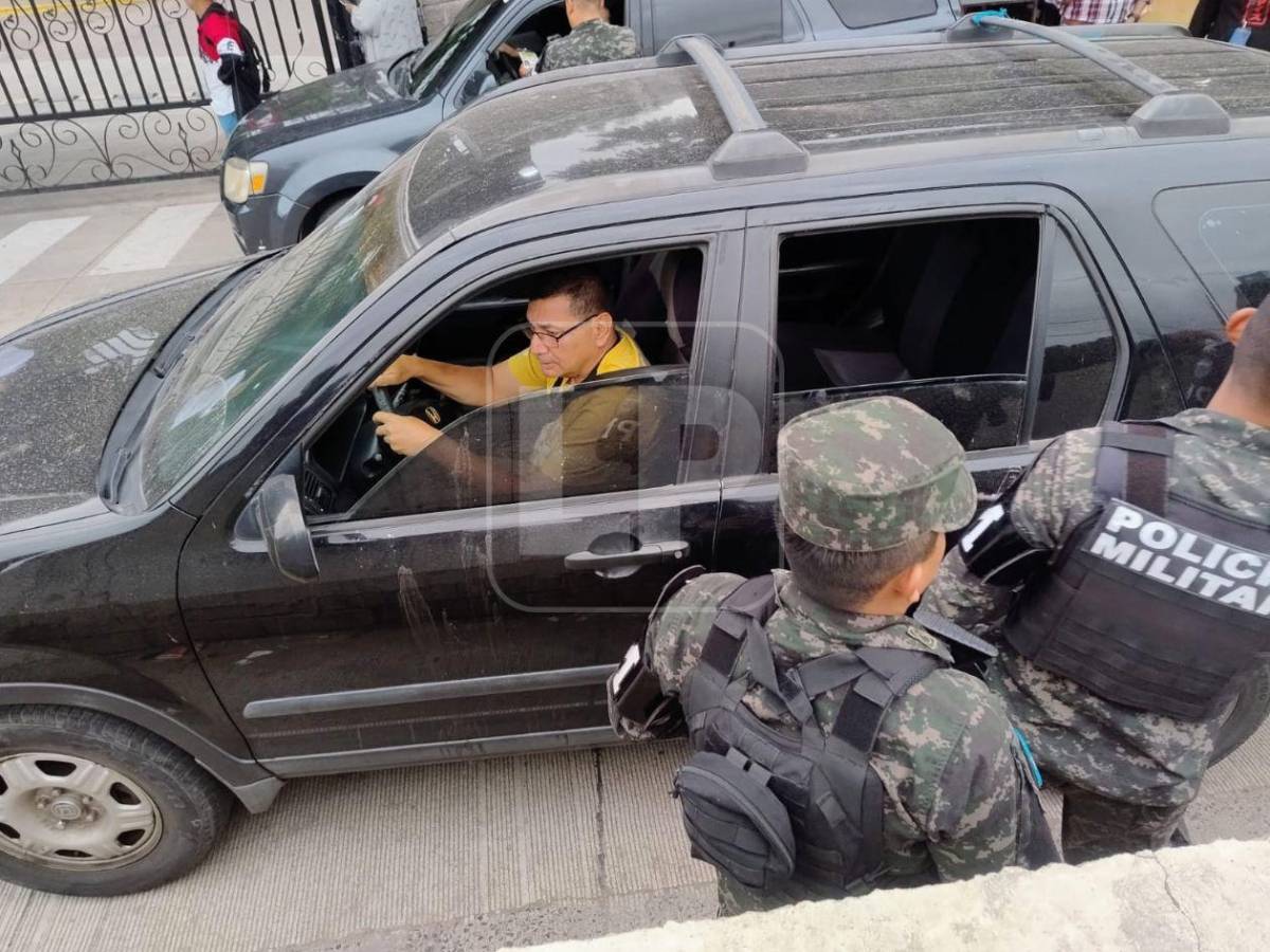 En imágenes: Así se vive la espera del escrutinio especial en los alrededores del CLE