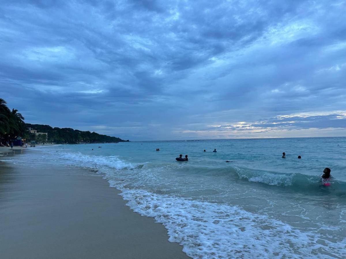 Turistas disfrutan de nuevo en las playas de Roatán