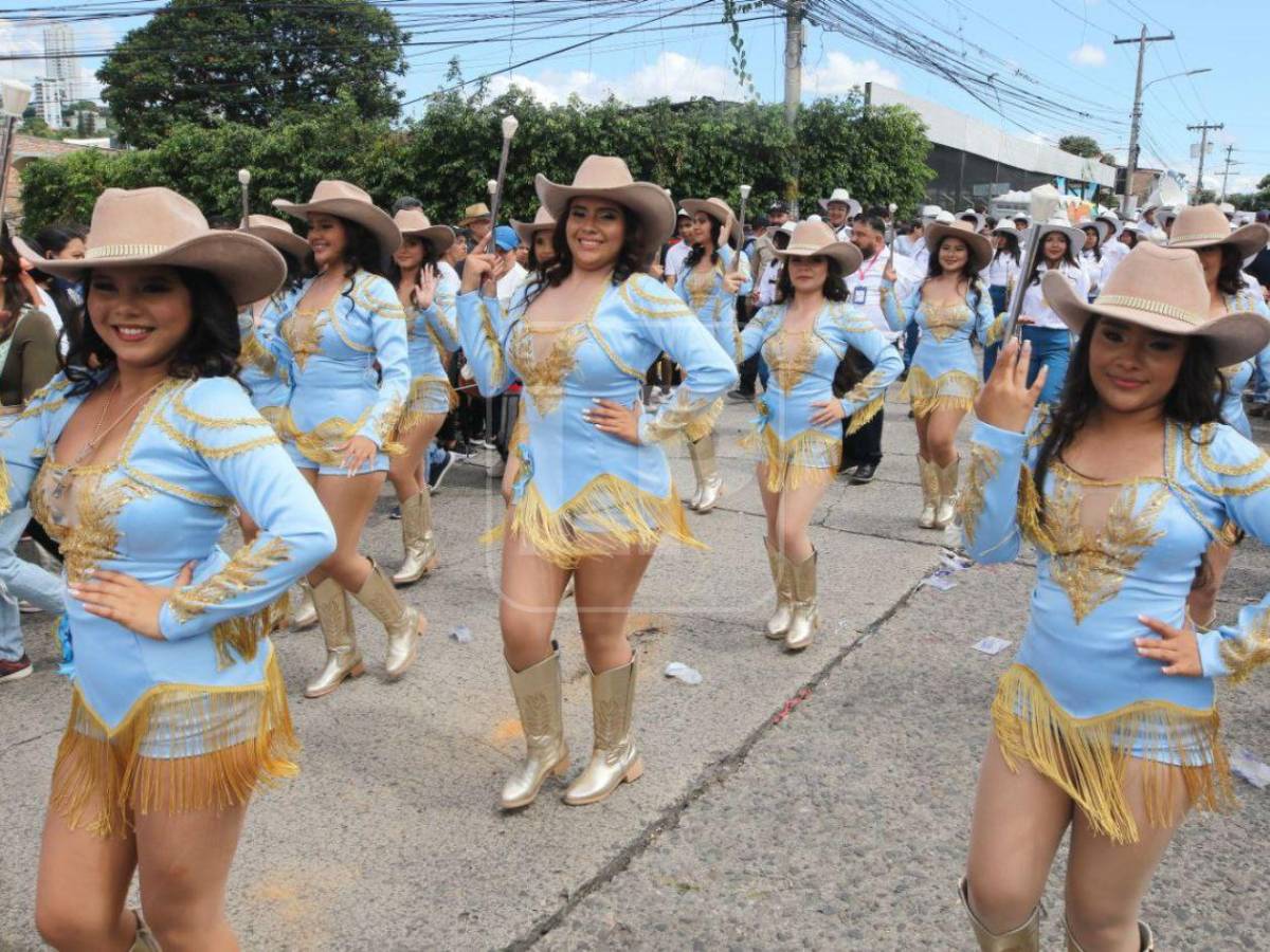 Quiénes son las hermosas palillonas 'vaqueritas' que se robaron las miradas por su originalidad