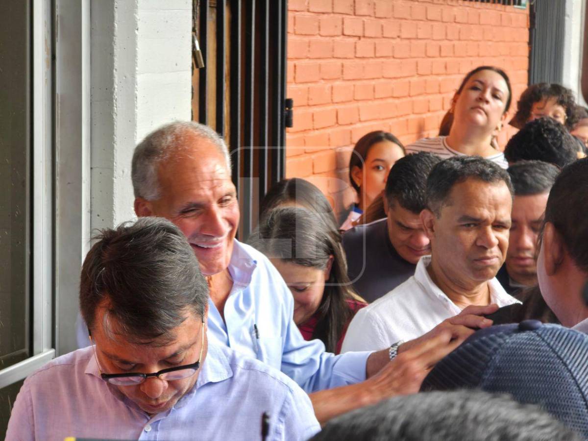 Hizo fila y “activó la racha”, así votó Nasry Asfura en la UPNFM