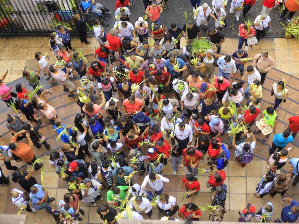 Tradición y fe: feligreses de San Pedro Sula celebran el Domingo de Ramos