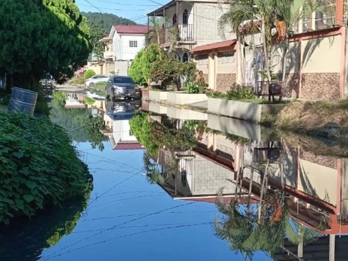 Vecinos de la Miguel Ángel entre el humo de la protesta y la inundación de las aguas negras