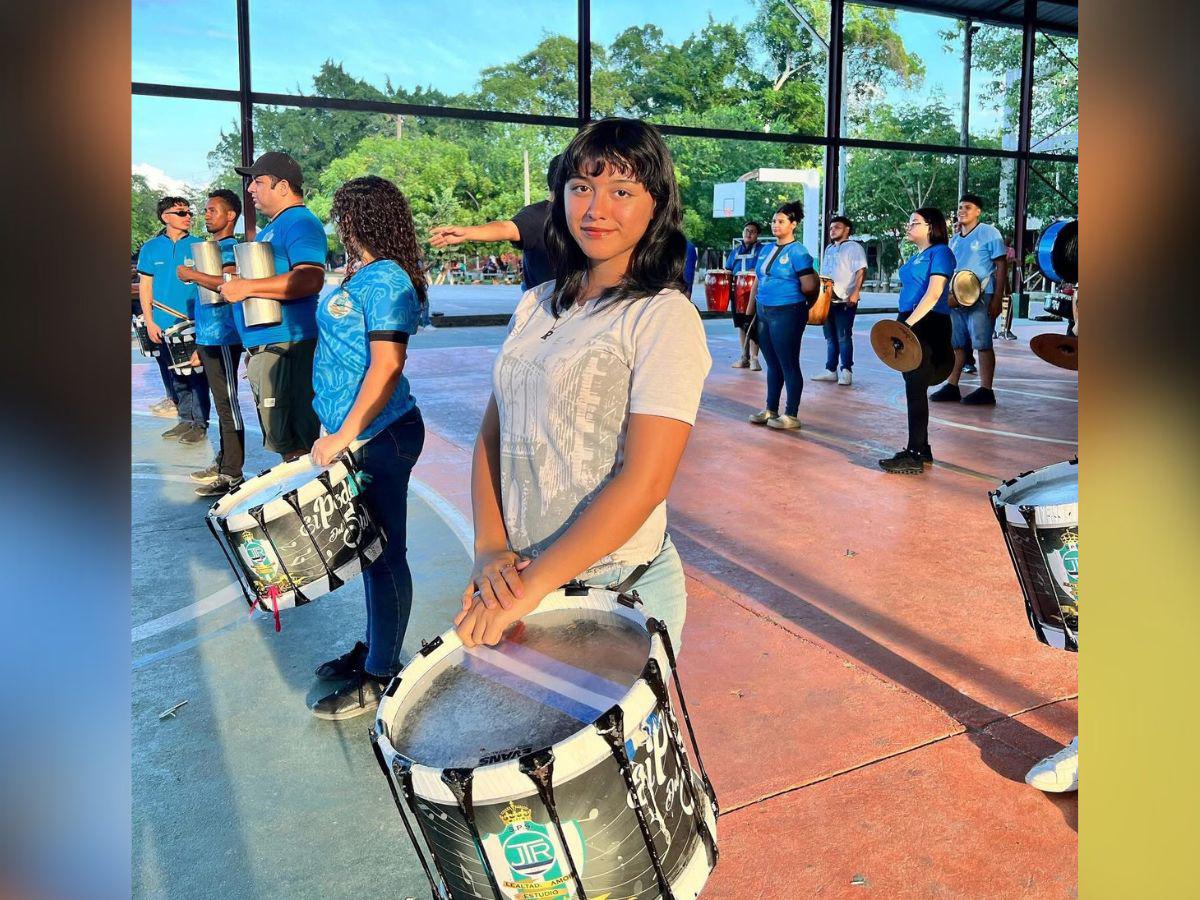 Joven de la Banda del JTR viaja con su madre a Colombia; cumple su sueño