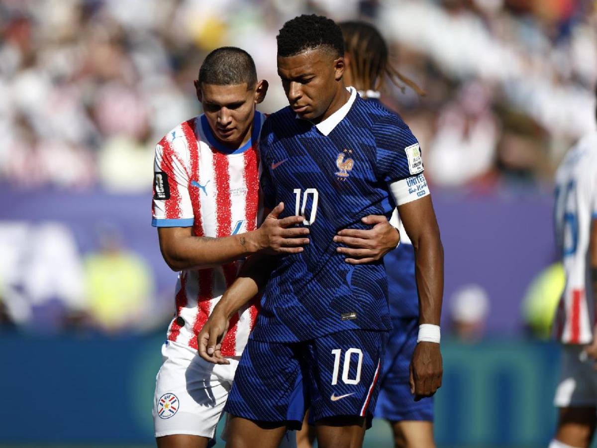 La pelea de Mbappé vs Paraguay, insulto del francés y le celebró en la cara a rival