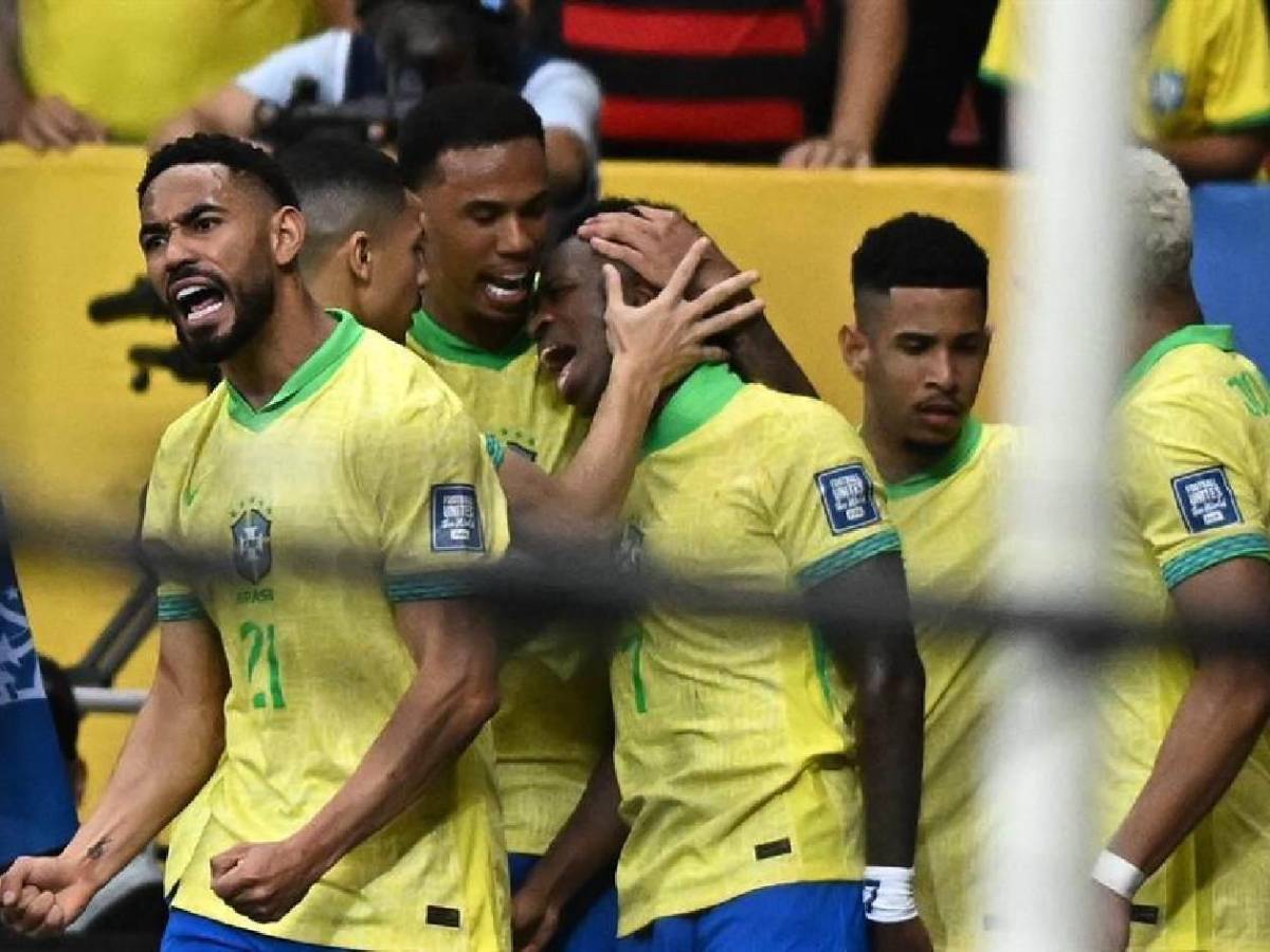 La razón de la bronca Raphinha-Vinicius y fuerte choque en el Brasil-Colombia