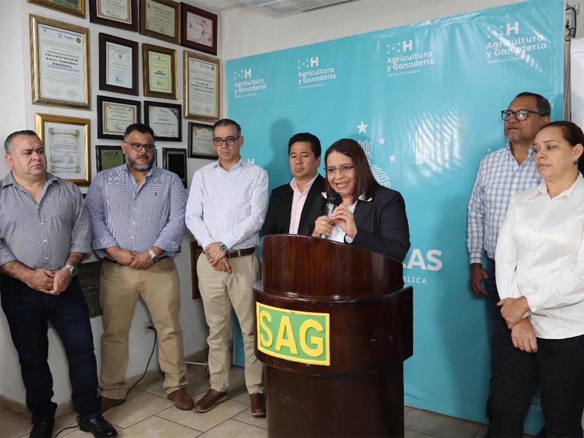La ministra Laura Elena Suazo durante la conferencia de prensa, convocando a los productores a presentar sus perfiles de negocio.