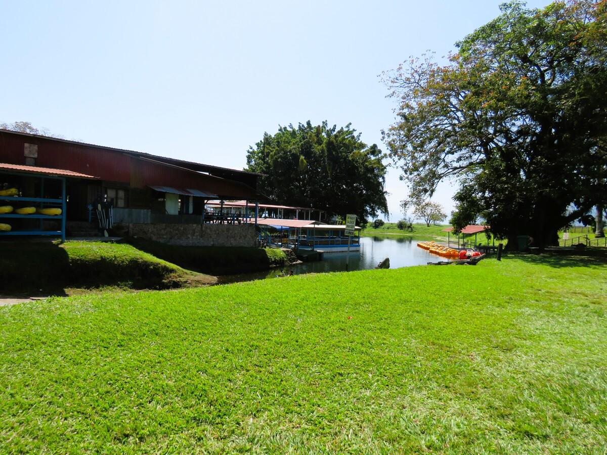 Disfrute de sus vacaciones en Fincas Las Glorias, rodeado de la belleza natural del Lago de Yojoa