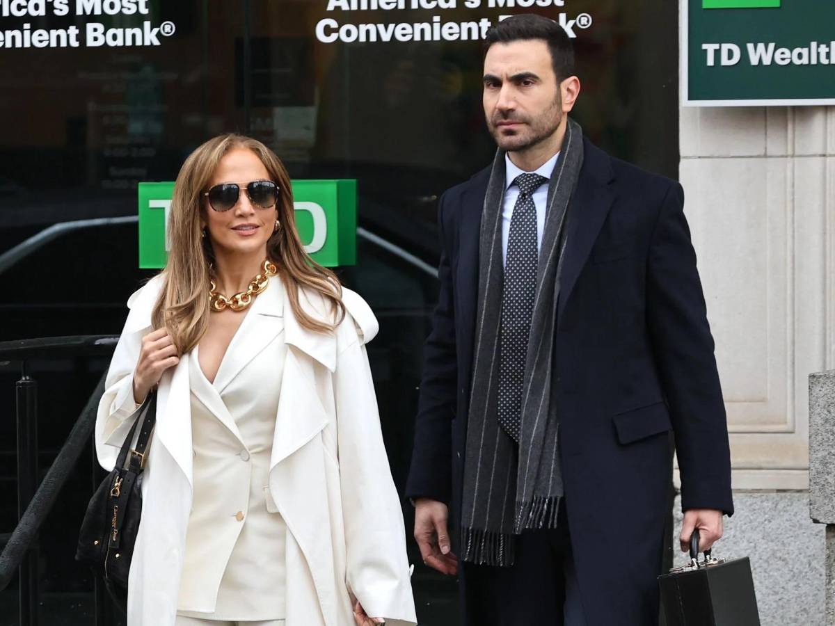 Jennifer López presume de la buena química que tiene con su colega, Brett Goldstein