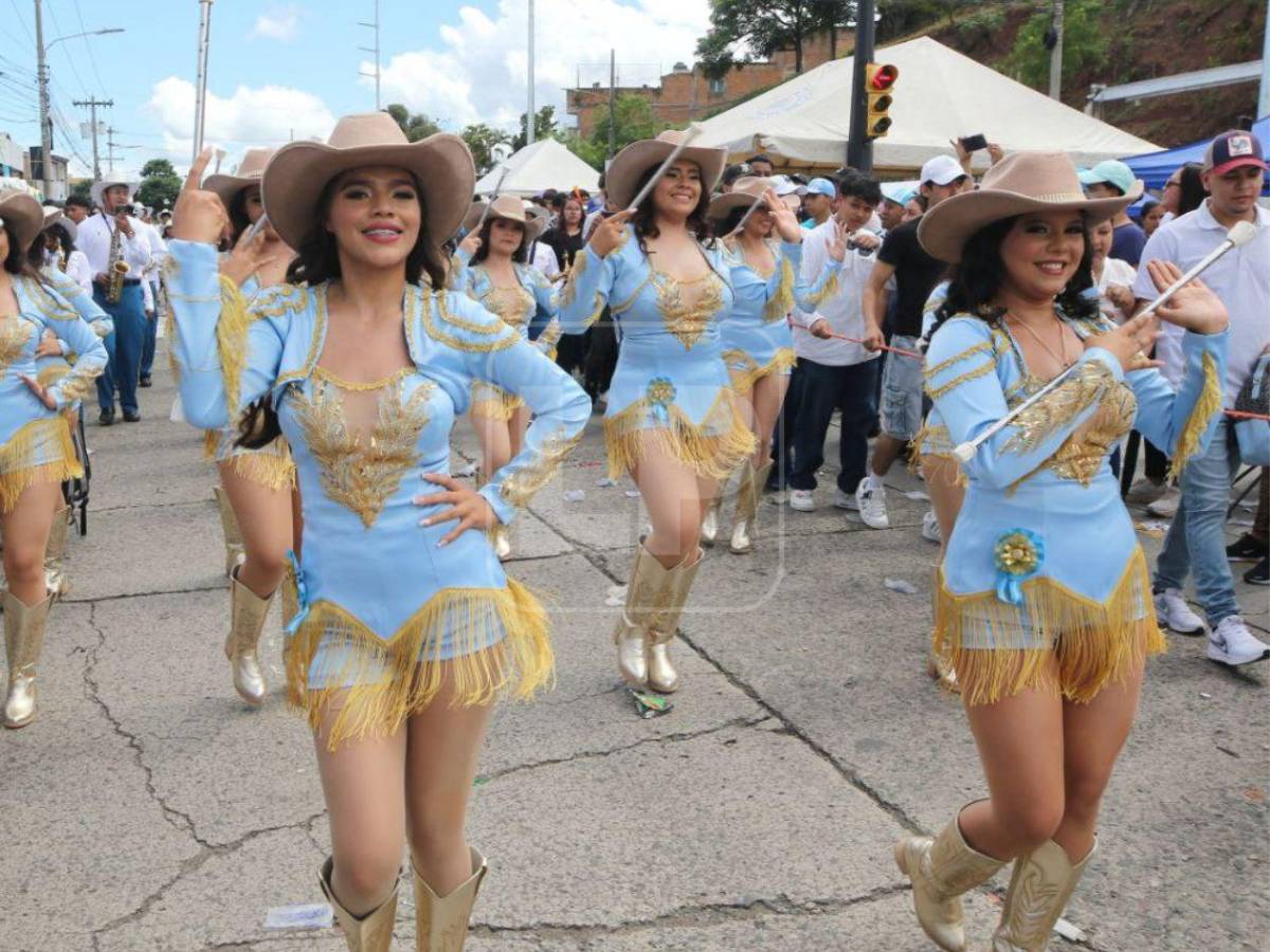 Quiénes son las hermosas palillonas 'vaqueritas' que se robaron las miradas por su originalidad