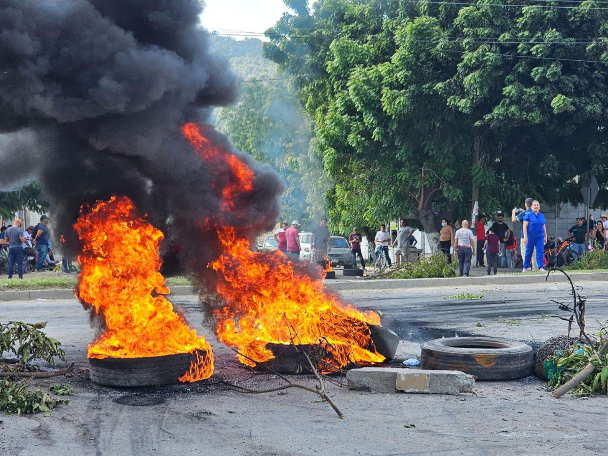 Vecinos de la Miguel Ángel entre el humo de la protesta y la inundación de las aguas negras