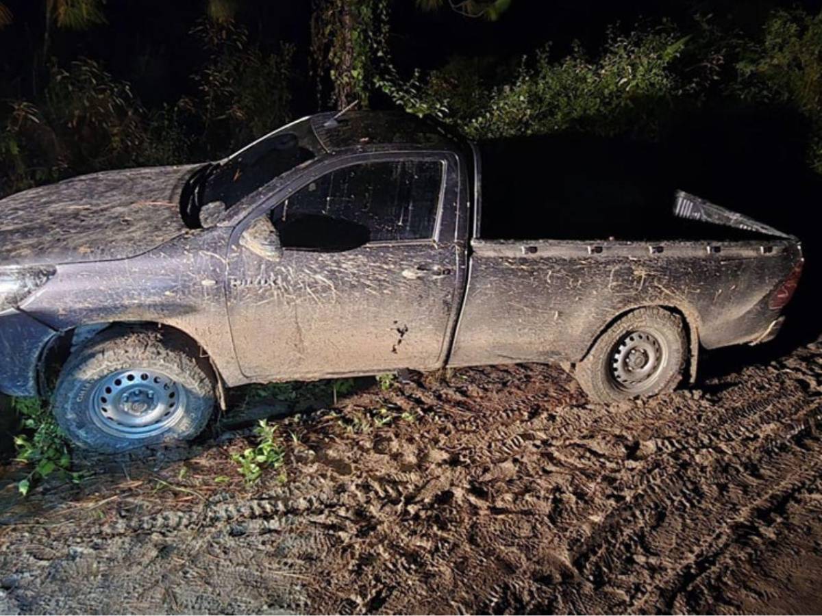 Hallan tres vehículos pickup con reporte de robo en zona montañosa de Azacualpa