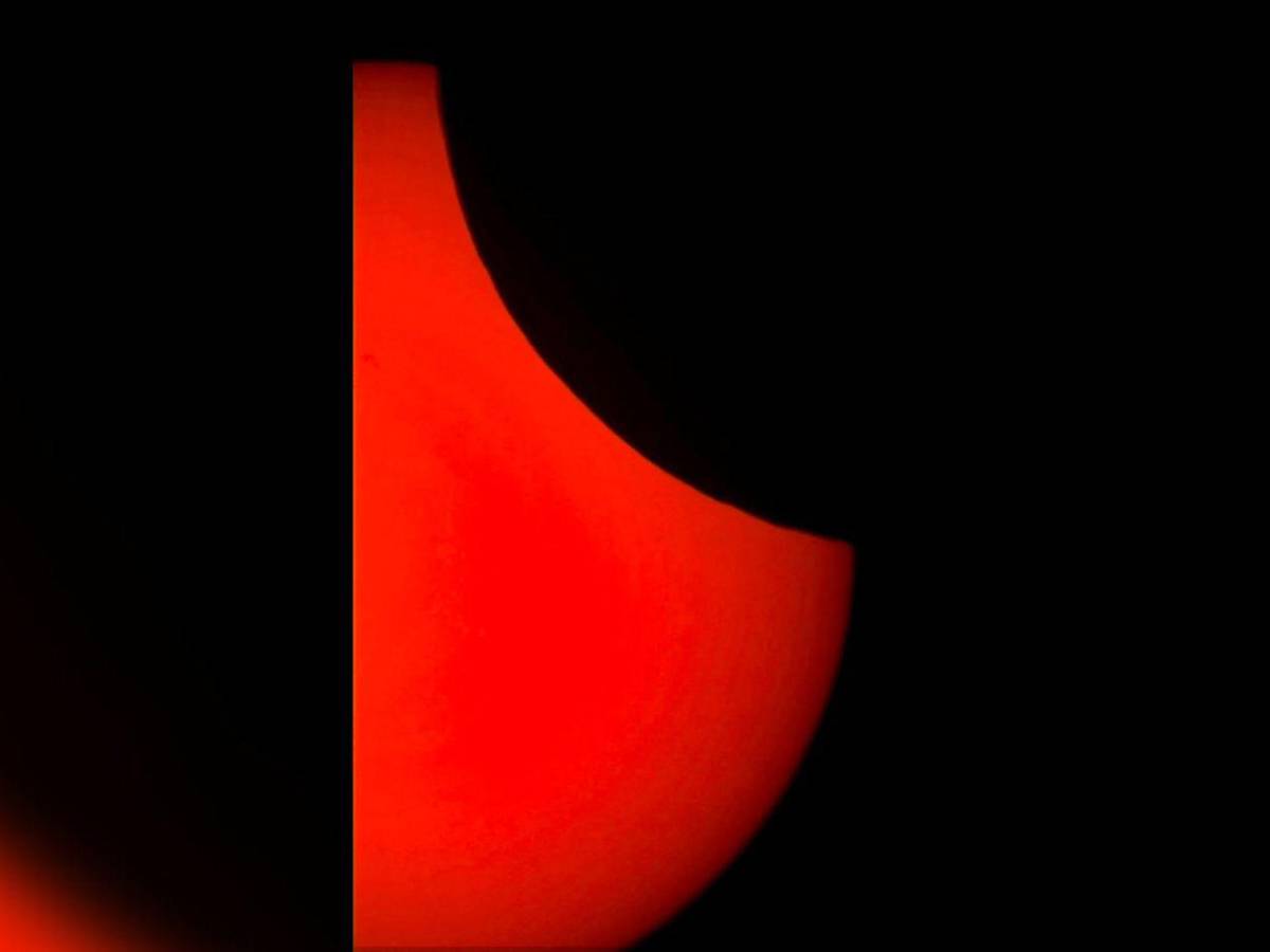 El cielo se oscurece este sábado: así se vive el eclipse solar parcial en impactantes imágenes
