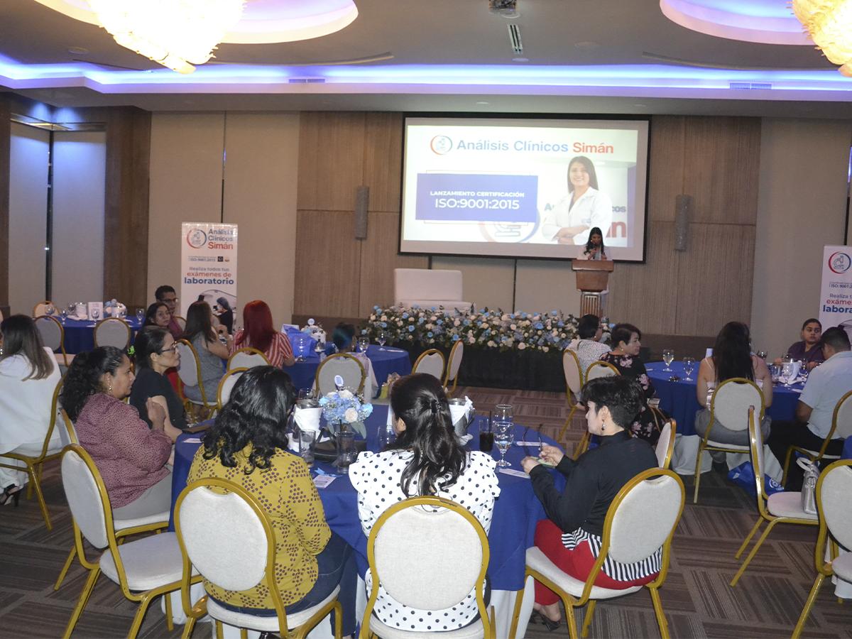 Representantes de Análisis Clínicos Simán, invitados especiales, colaboradores y proveedores estuvieron presentes en la entrega oficial de la certificación.