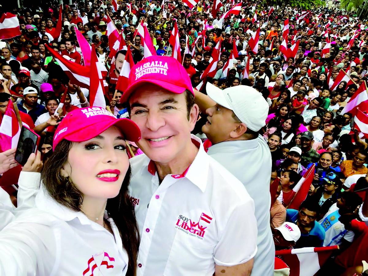 Salvador Nasralla e Iroshka Elvir en campaña.