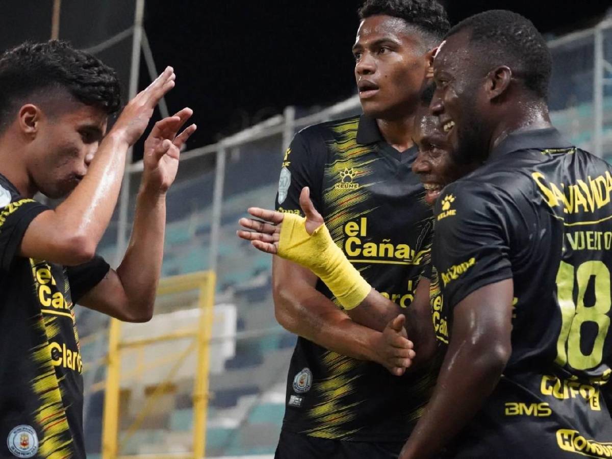 Alegría del Real España, chicas, susto con jugador y gesto de Jeaustin