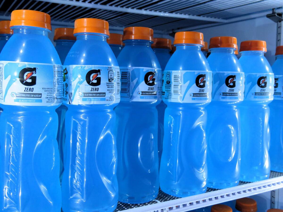 Cero azúcares, como su nombre sugiere, Gatorade Zero rehidrata sin calorías.