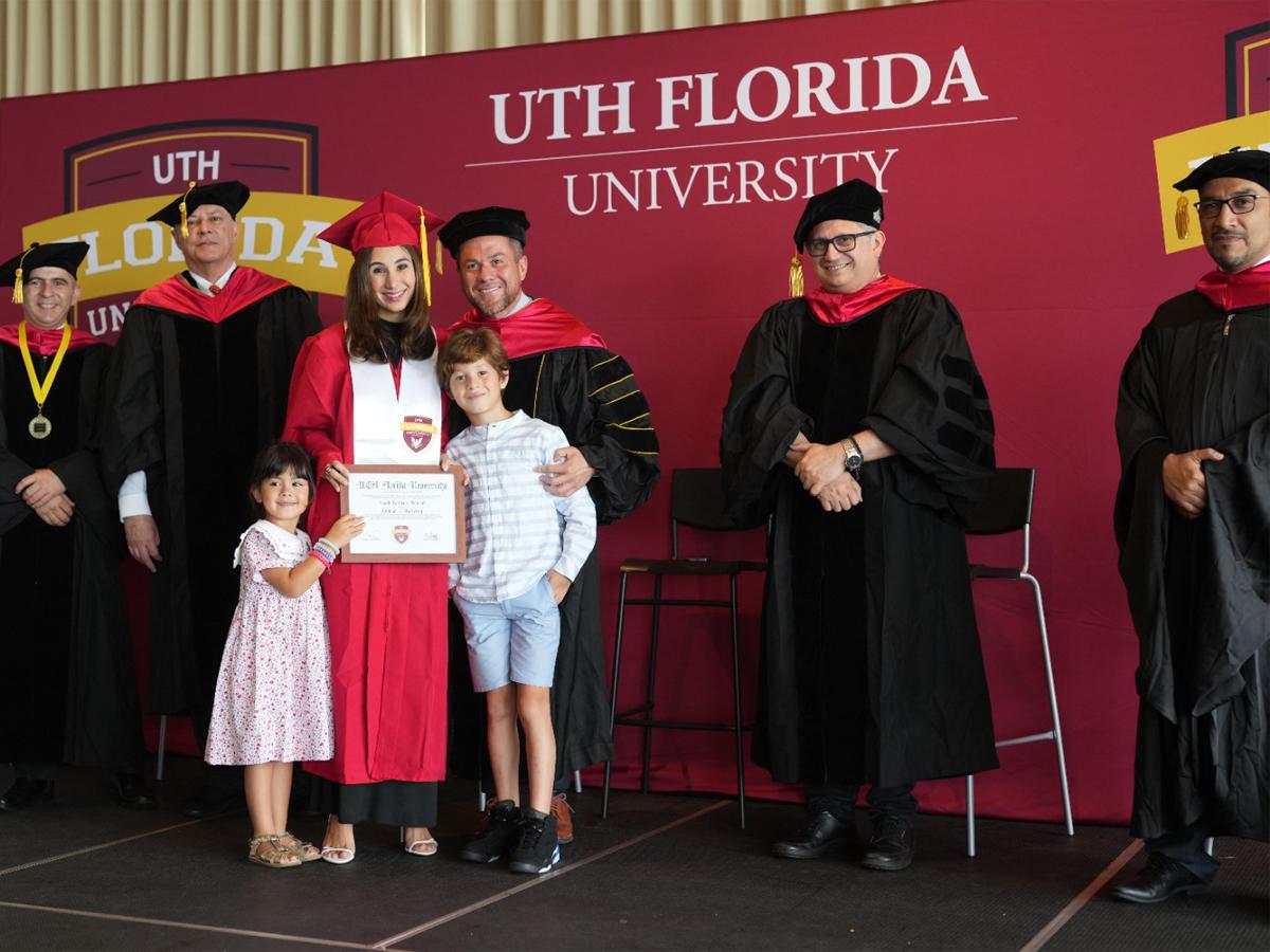 UTH Florida University celebra la diversidad y el logro académico en graduación