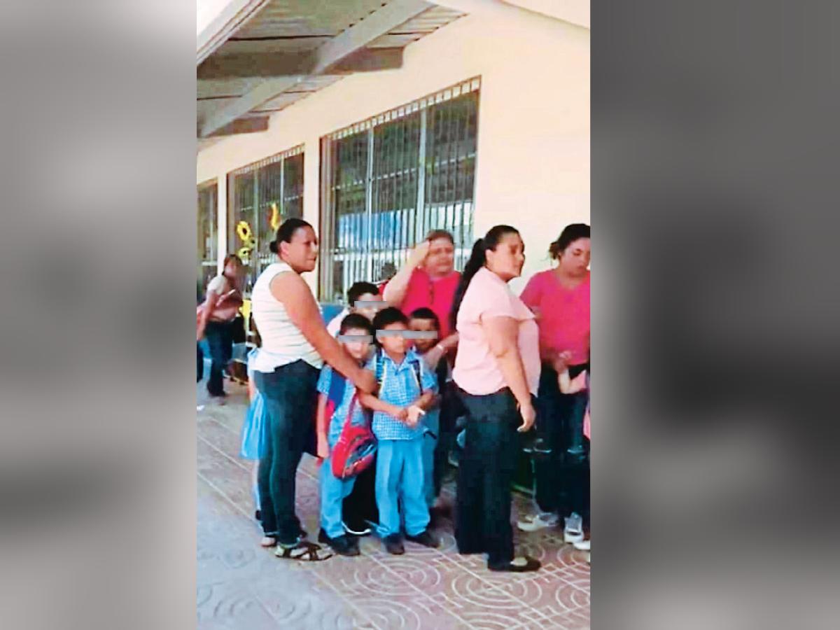 Separan a directora de kinder por atemorizar a niños con pistola