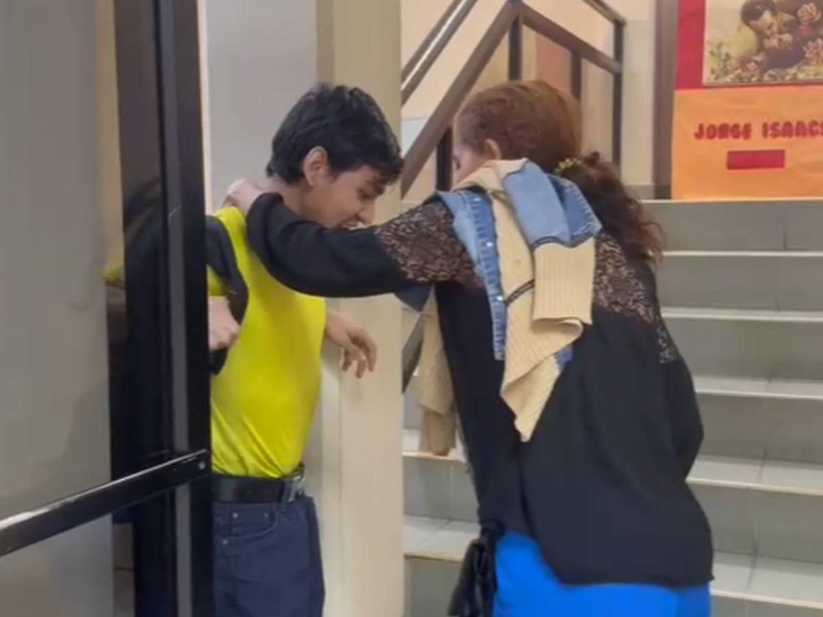 Nació con parálisis cerebral y ahora está próximo a graduarse como maestro de arte