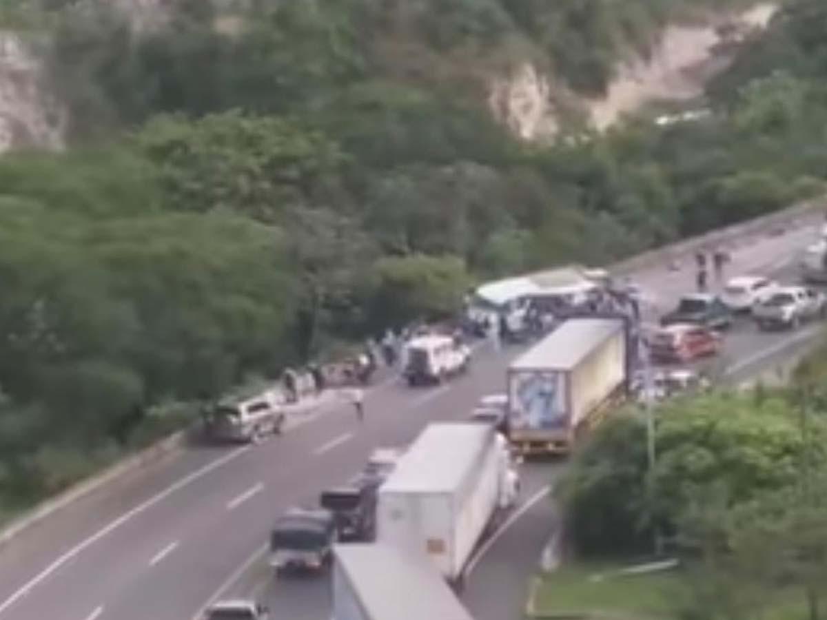 Policías venían de reclamar uniformes cuando fueron impactados por una rastra en la CA-5