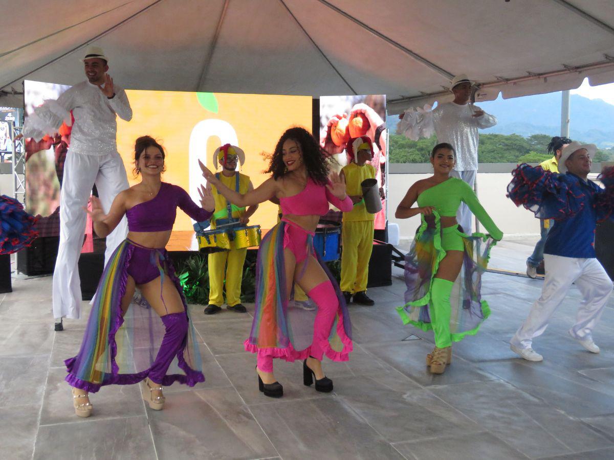 El cuadro de danza bailó a ritmos vivos y vibrantes.