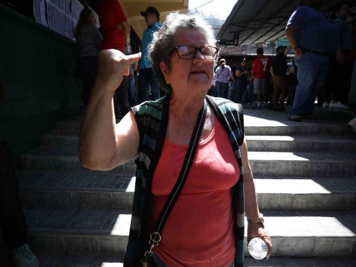 Seguidores de Libre y PNH casi se van a los golpes en centro de votación