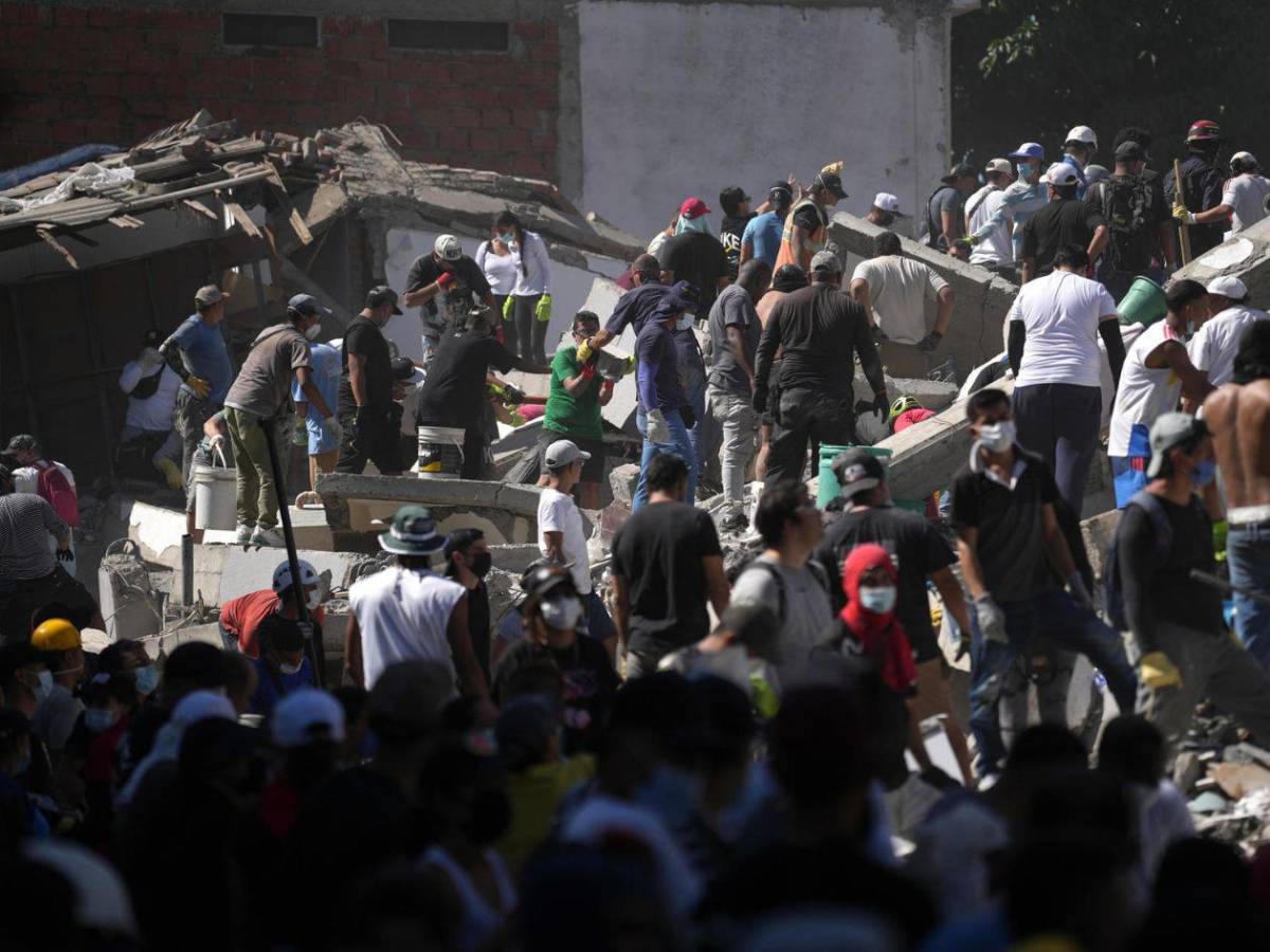 Tenía una corazonada: entre escombros, madre busca a su hijo tras el terremoto que sacudió a Colombia