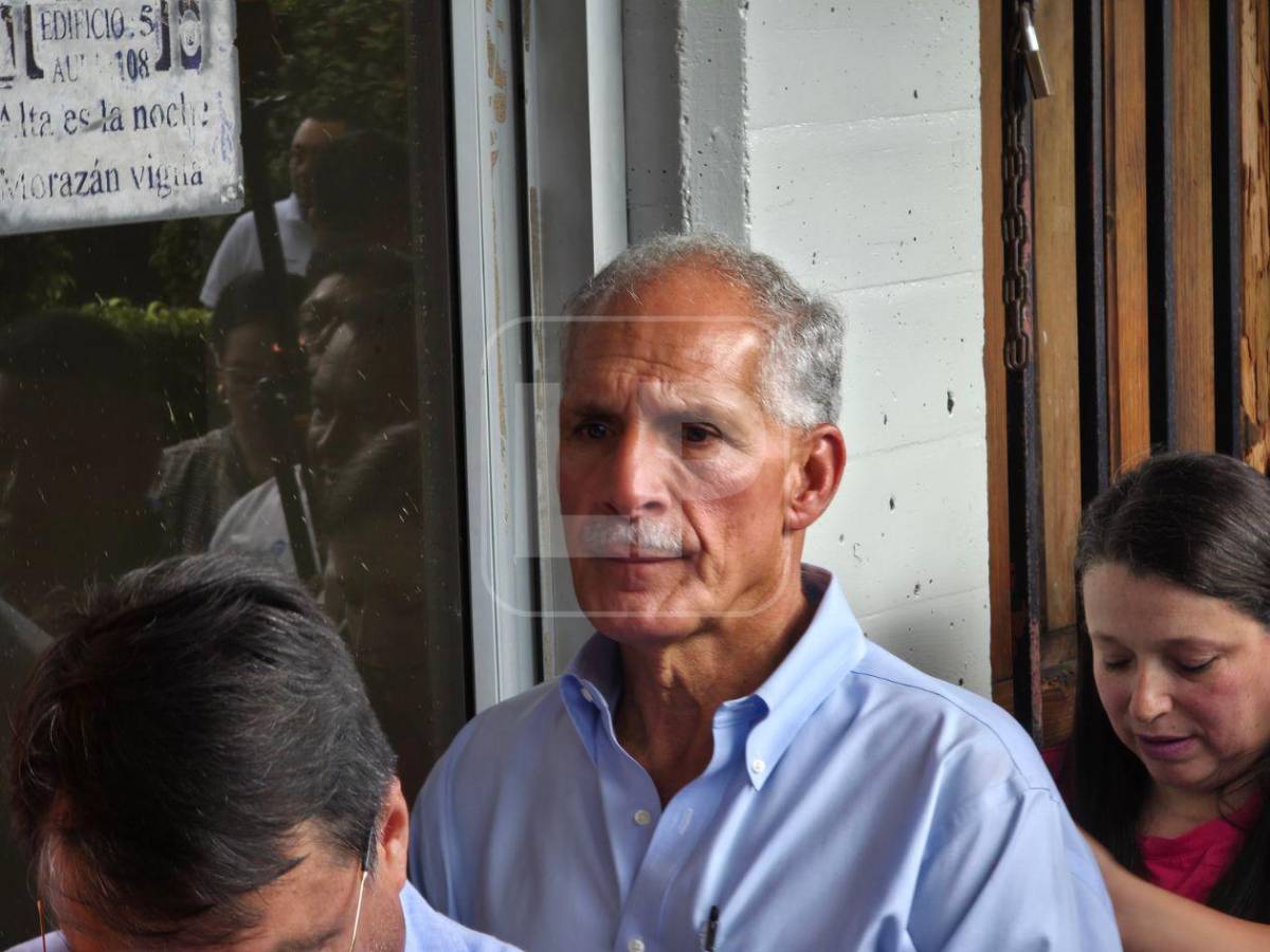 Hizo fila y “activó la racha”, así votó Nasry Asfura en la UPNFM