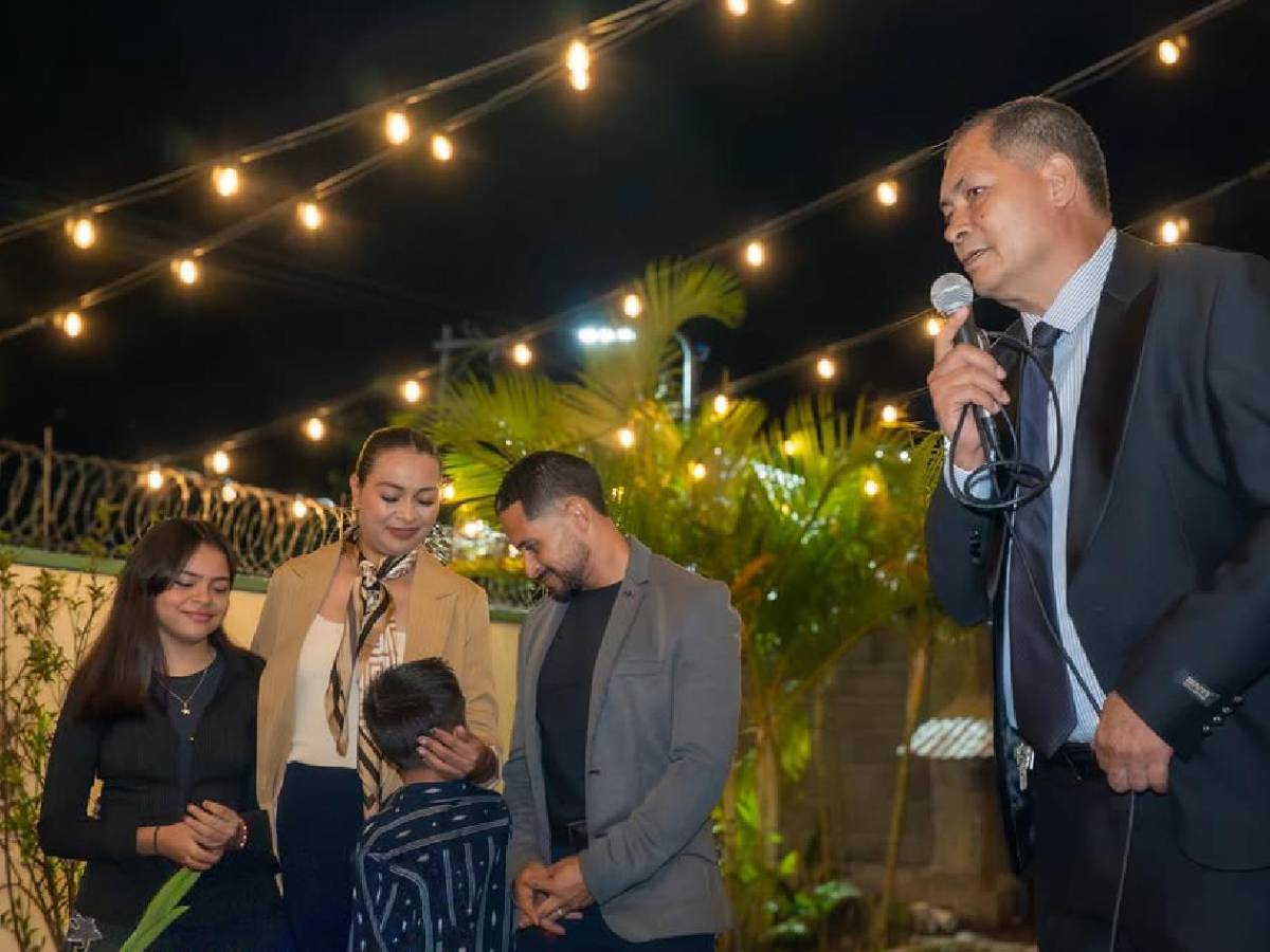 Omar Elvir emprende nueva faceta: inaugura negocio y figuras lo acompañaron