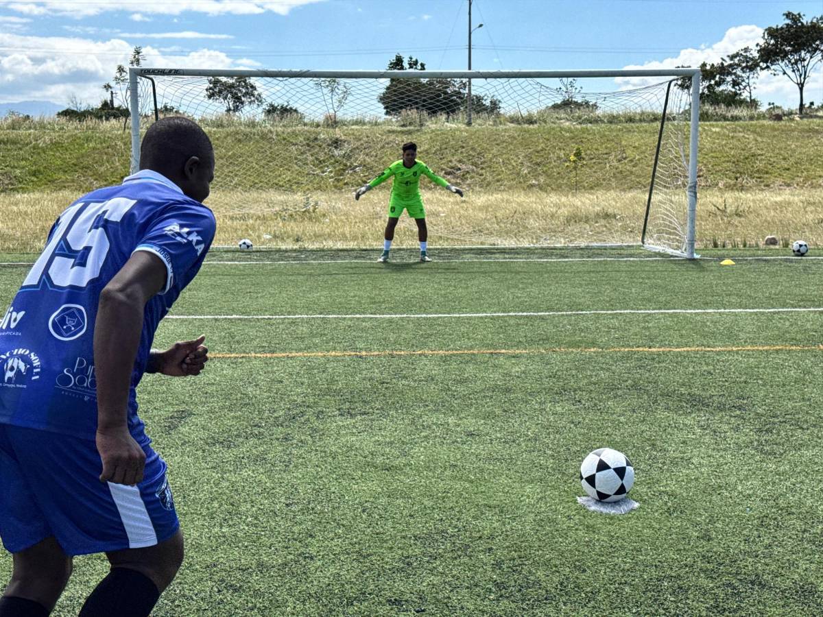 El exfutbolista Boniek García lanza penal a Nelson Palomo.