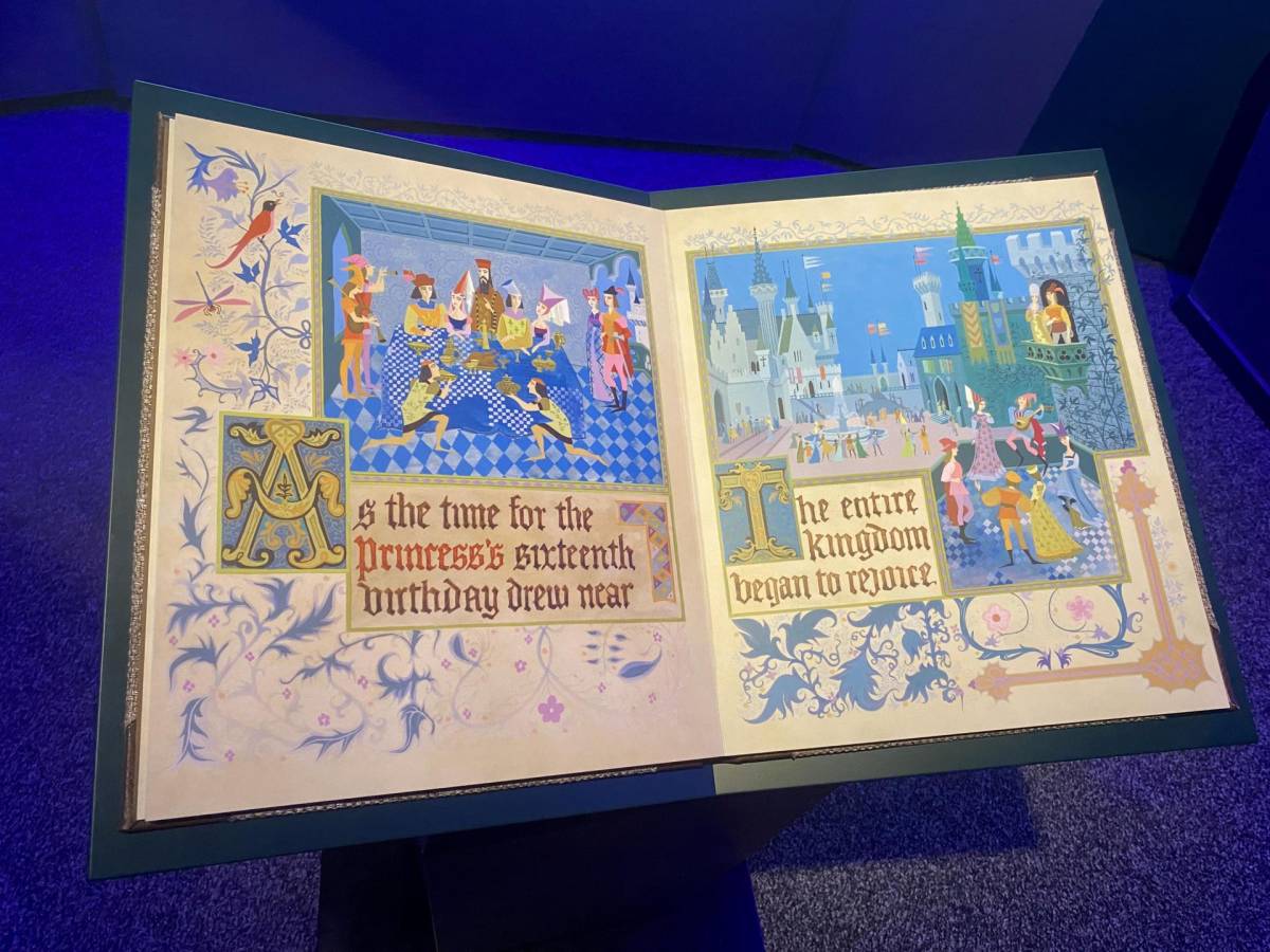 Detalle de una réplica del libro ilustrado de atrezzo creado para la película animada de Disnye Sleeping Beauty (La bella durmiente), que aparece al inicio y al final de la película y hace parte de la exhibición Disney 100.